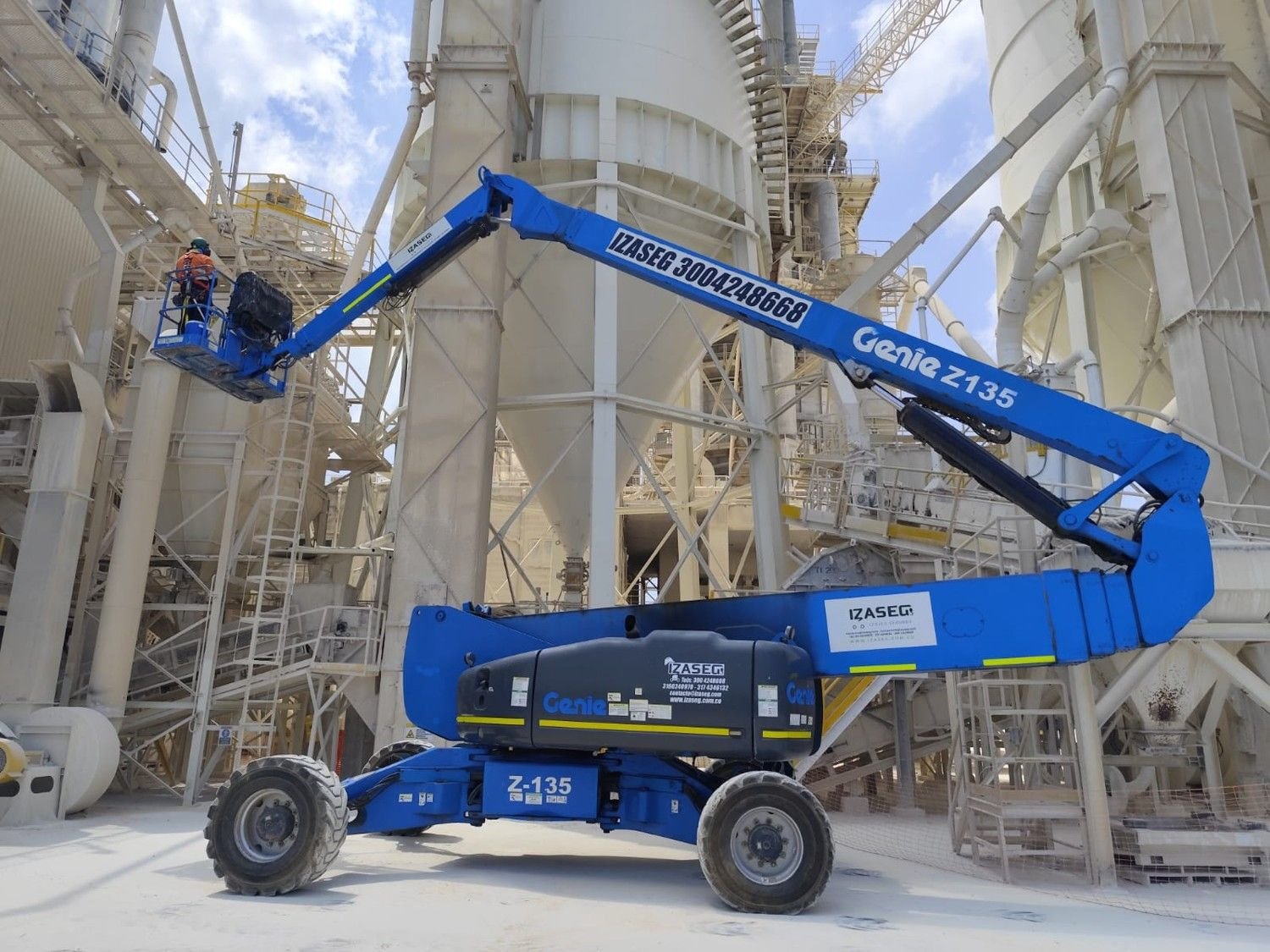 Manlift IZASEG con operario trabajando en altura