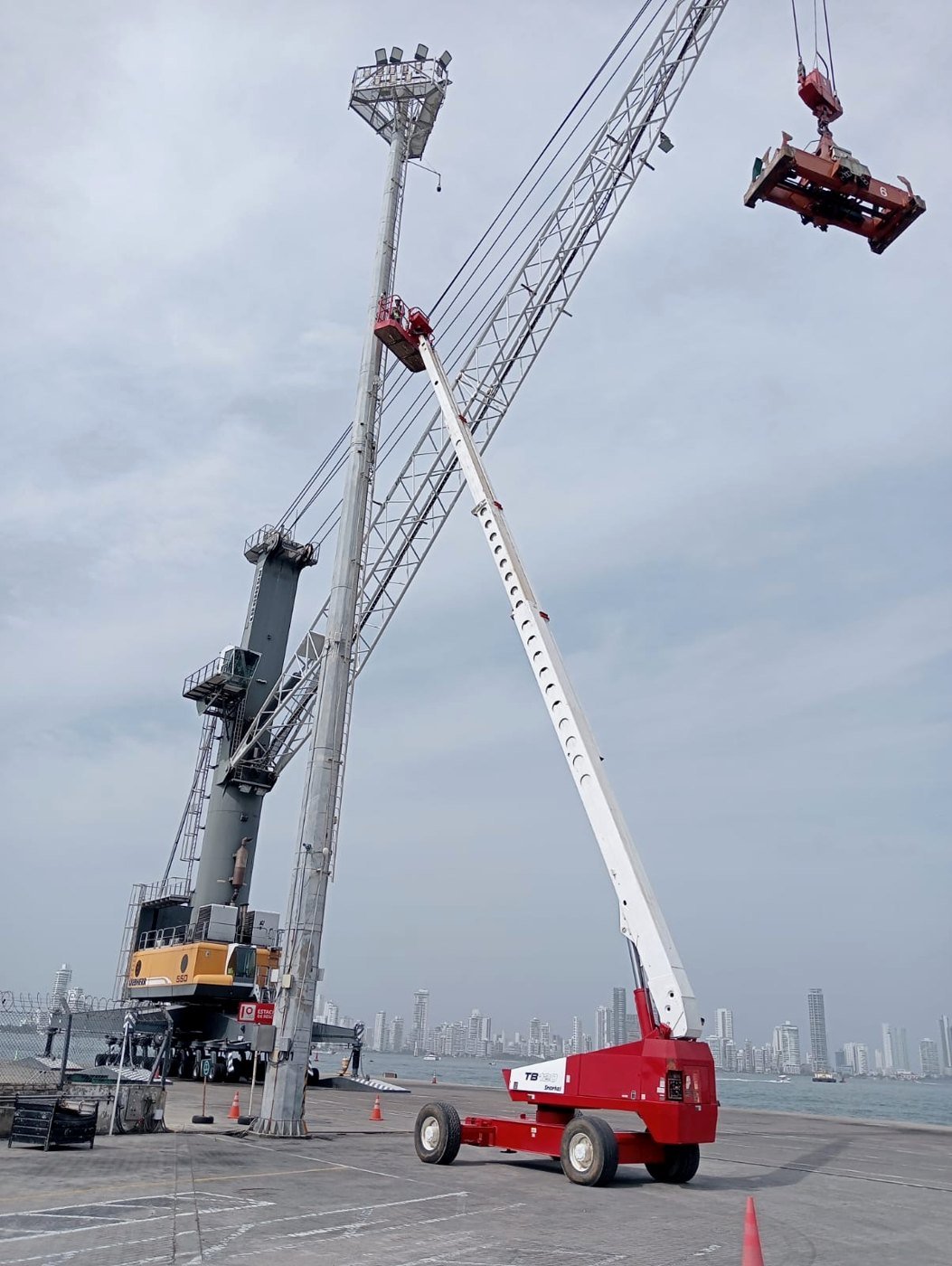 Manlift en operación portuaria