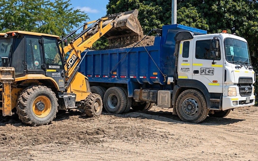 Retroexcavadora cargando una volqueta
