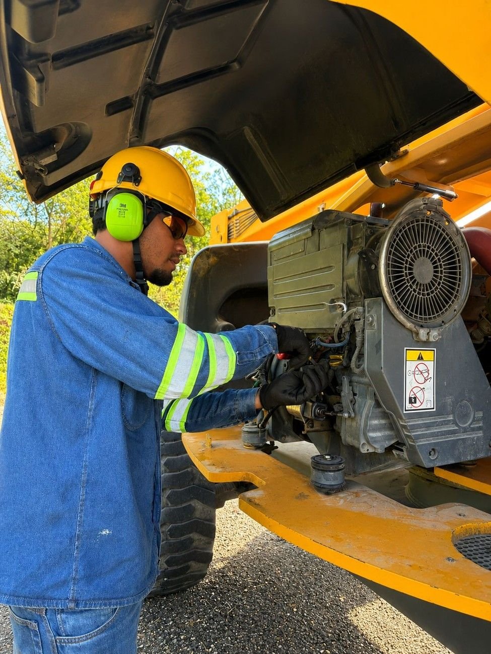 Técnico IZASEG realizando mantenimiento a un equipo